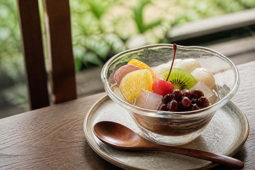 Agrumes et boules de riz complètent l'anmitsu aux fruits