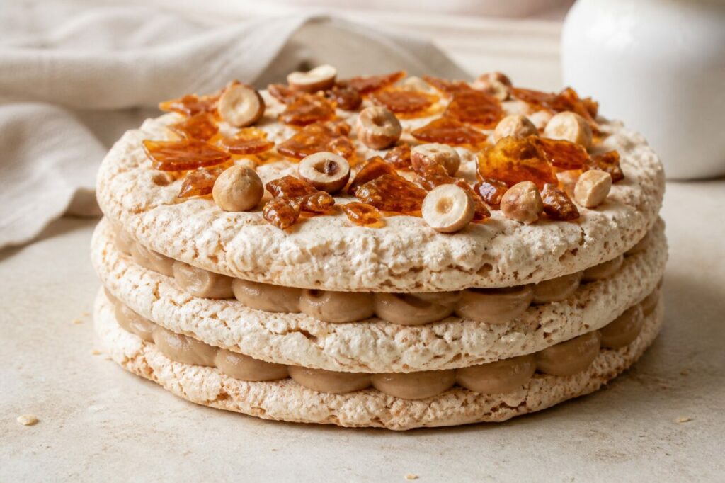Biscuits et crème pralinée en couches régulières dans la dacquoise