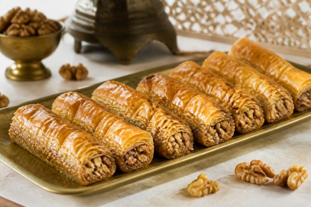 Baklava levantino em forma de dedo com nozes em bandeja de latão