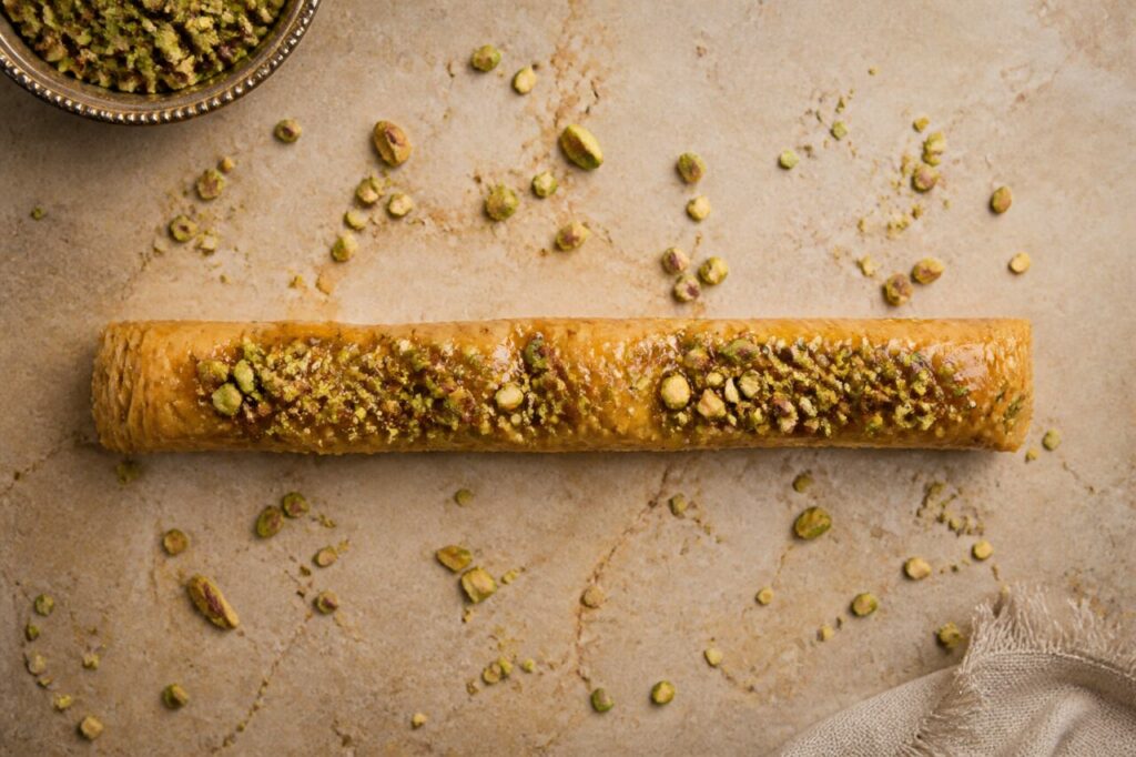 Pistaches concassées sur toute la longueur du baklava