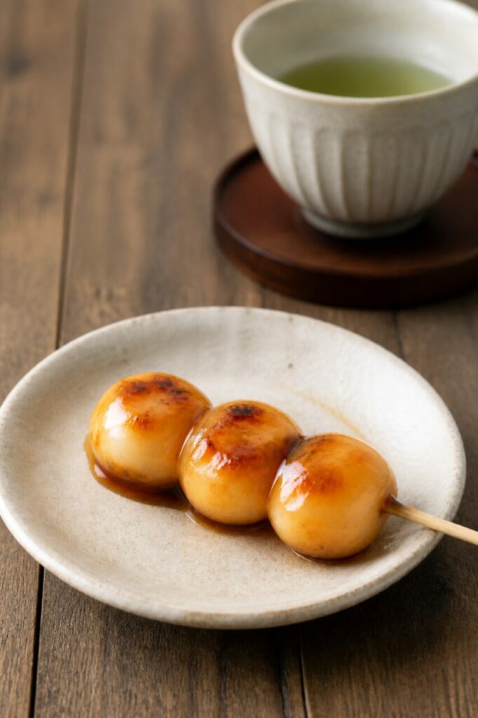 Brocheta de bambú con tres bolas de mitarashi dango