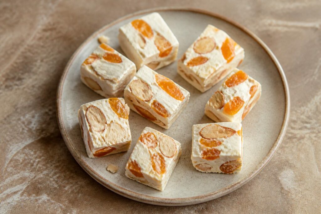 Huit morceaux de nougat répartis sur une assiette ronde