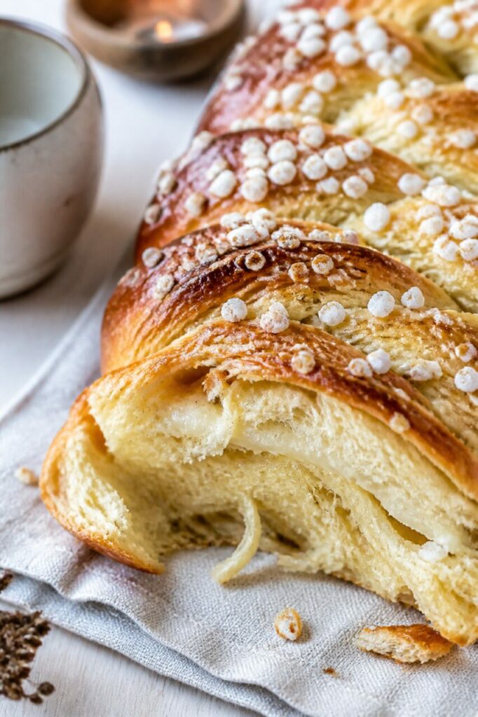 Sucre perlé entre les plis de la mie filante de la brioche