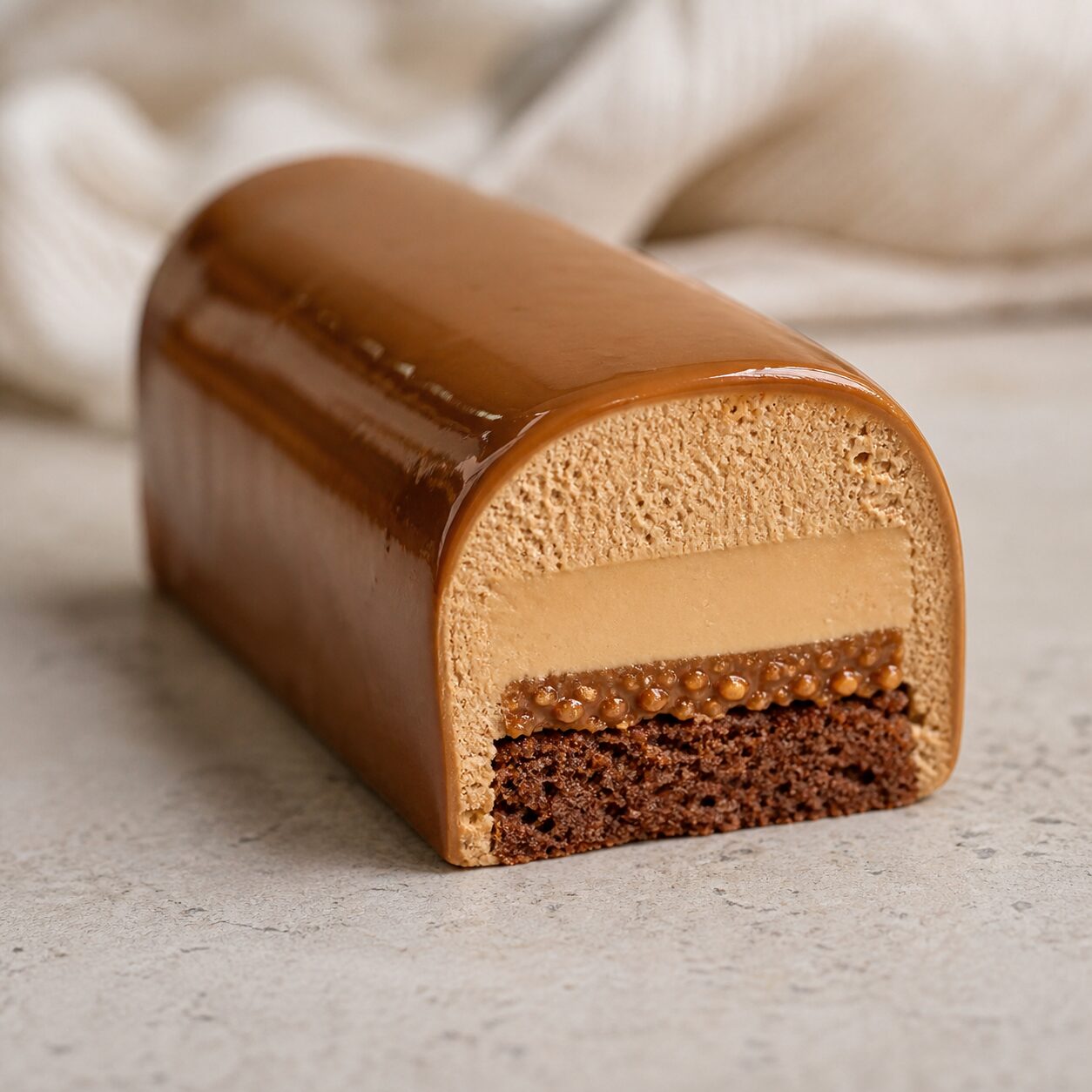 Café-tonka en entremets — barre brune aux couches visibles