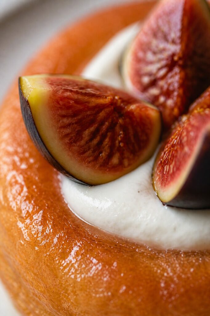 Polpa rossa dei fichi sul savarin al mascarpone