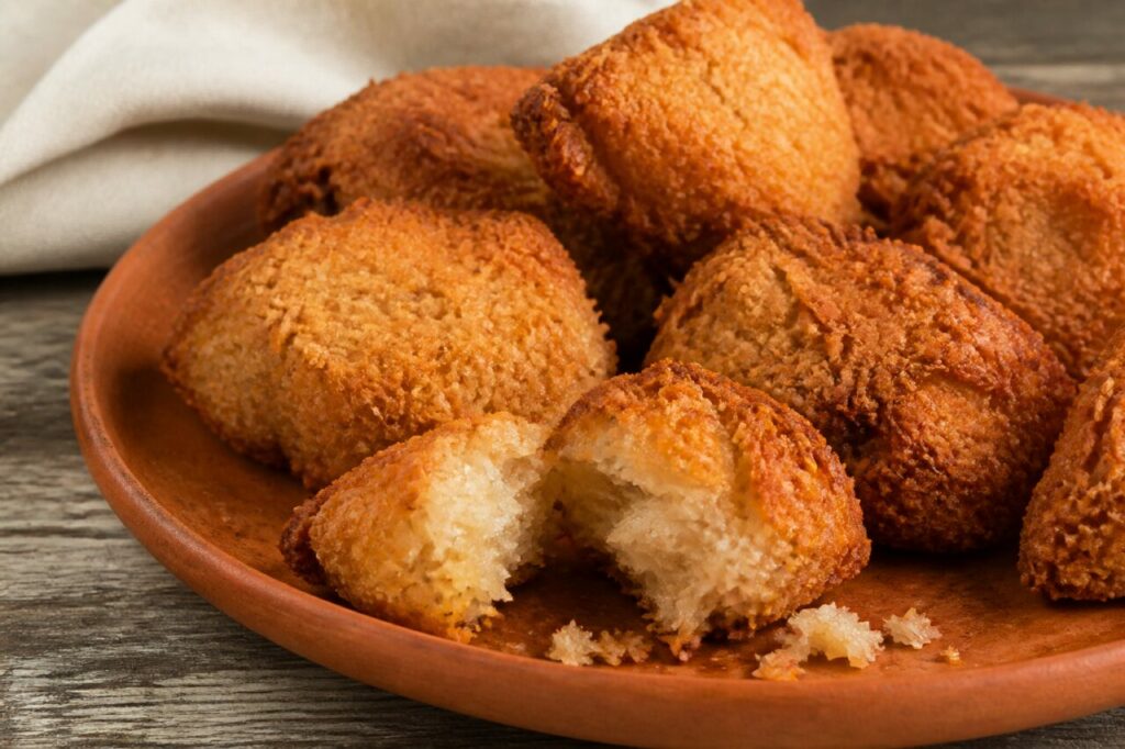 Cocada angolaise à la noix de coco caramélisée, morceaux irréguliers sur terre cuite