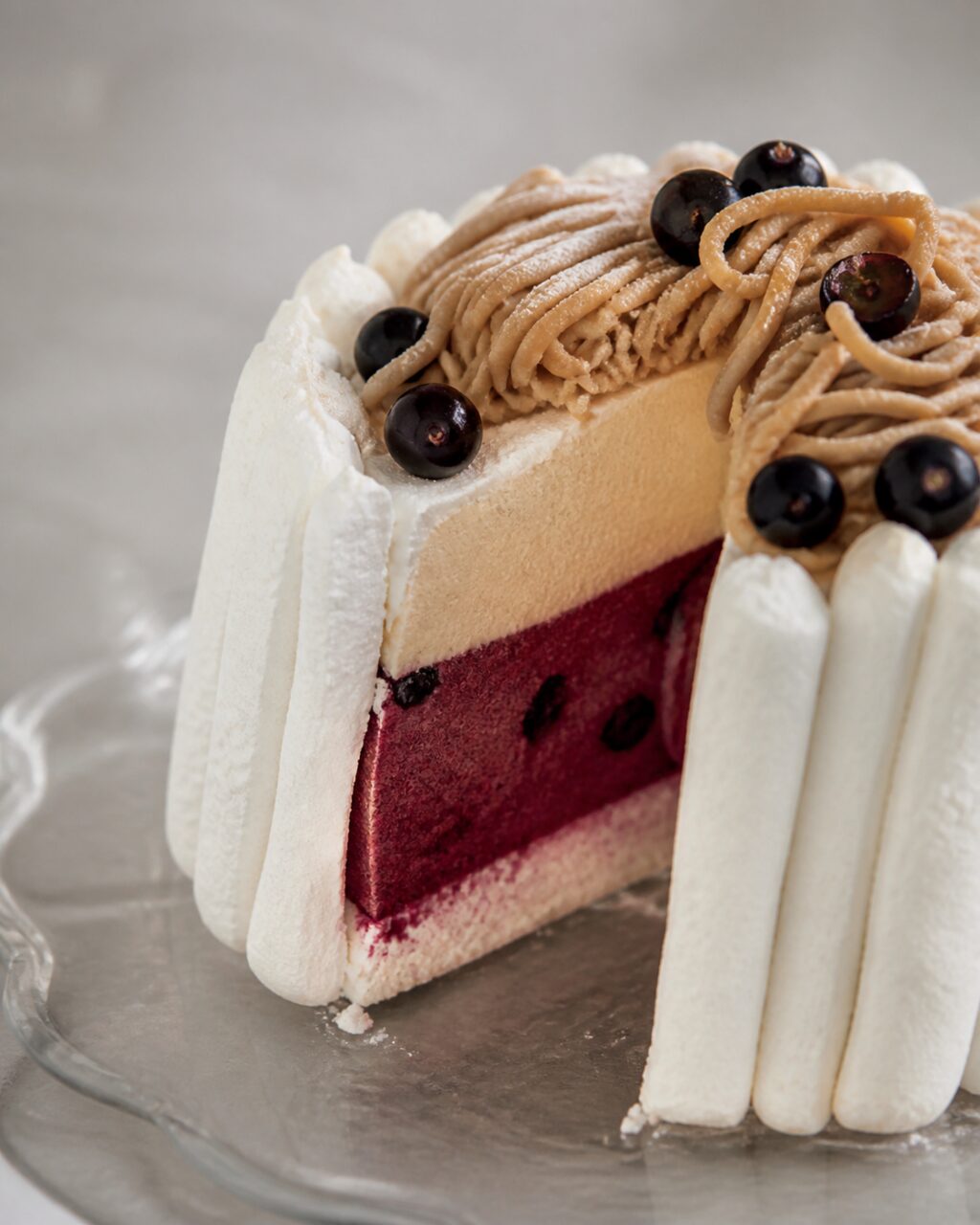 Couches marron-cassis et baies noires — Vacherin marron-cassis glacé