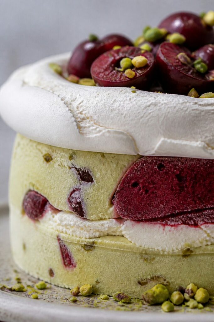 Pistachio and sour-cherry layers with embedded nuts — Pistachio sour-cherry frozen vacherin