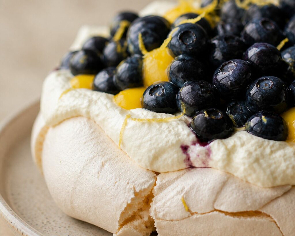 Creme amarelo de limão acompanhado de mirtilos na pavlova