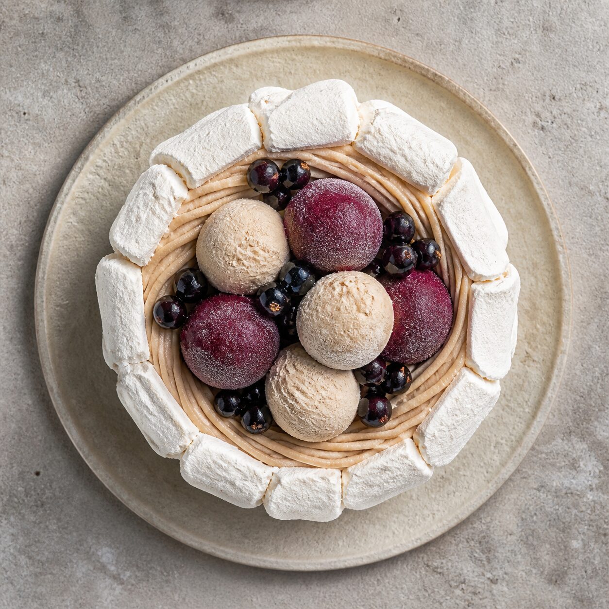 Crème de marron, boules glacées et cassis noirs — Vacherin marron-cassis glacé