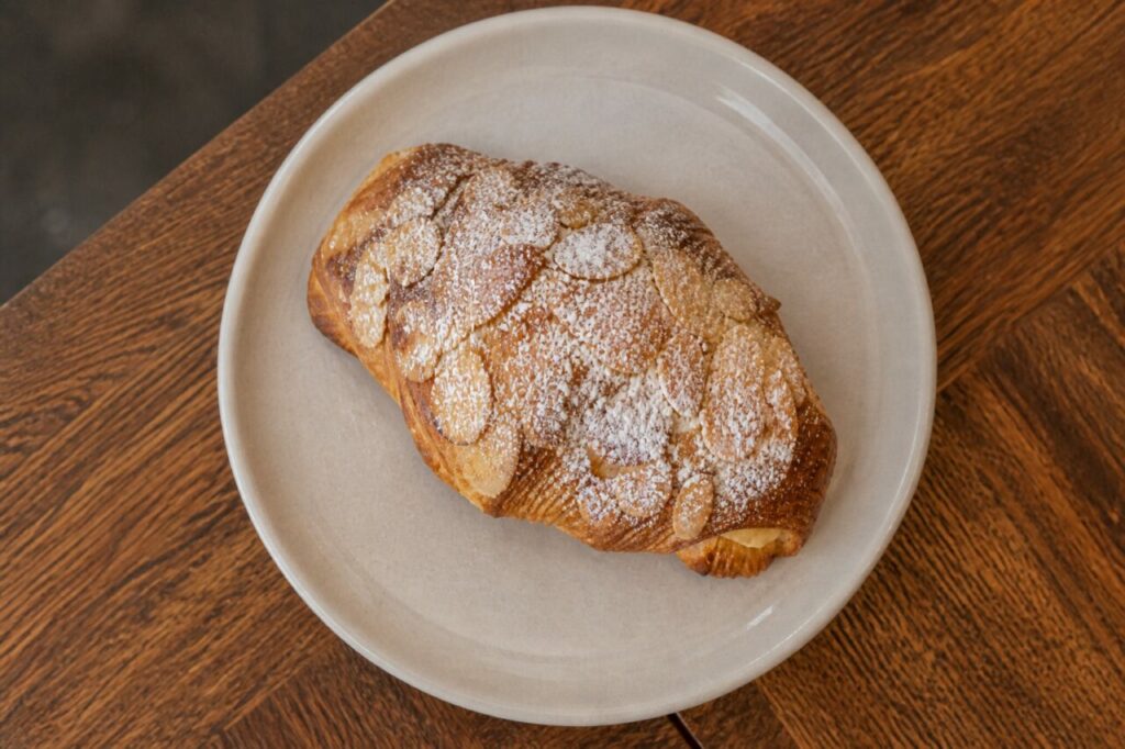 Voile blanc sur les amandes effilées du croissant en solo