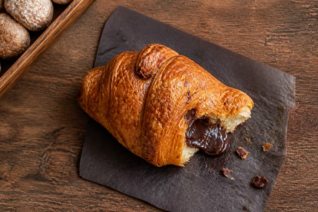 Croissant doré au cœur de chocolat