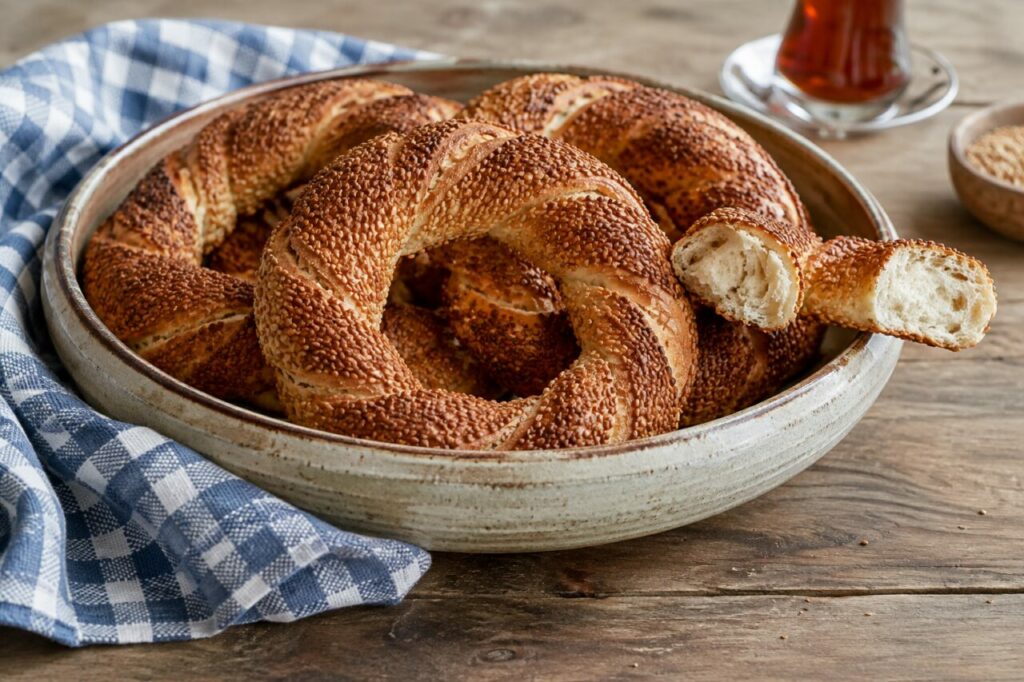 Dans un bol en céramique, simit turcs au sésame et mie claire