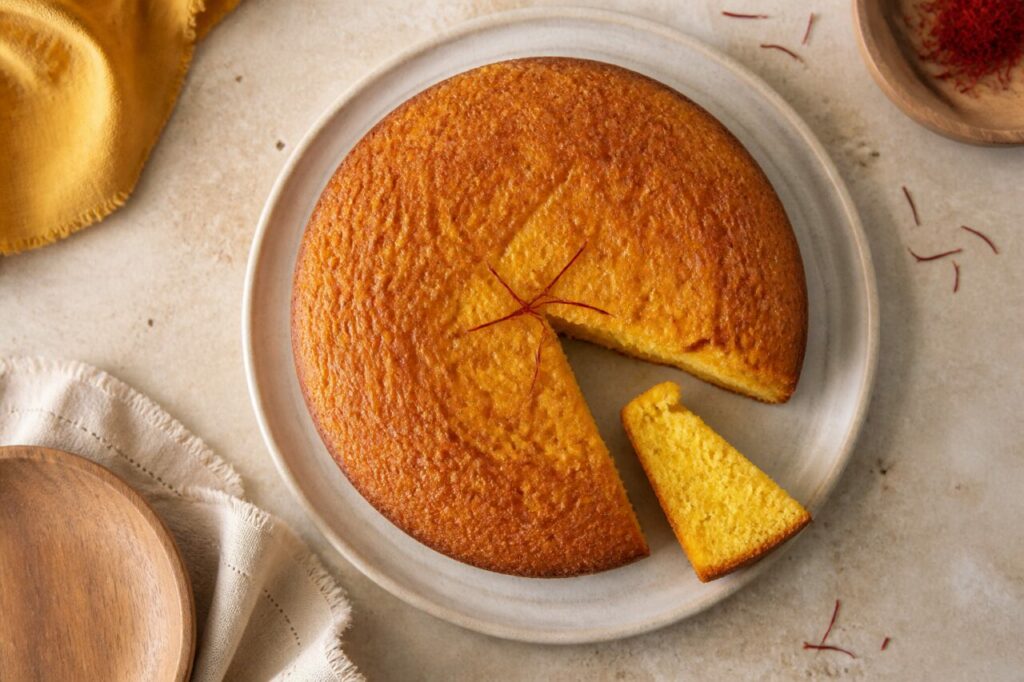 Açafrão salpicado no disco dourado do bolo de mel