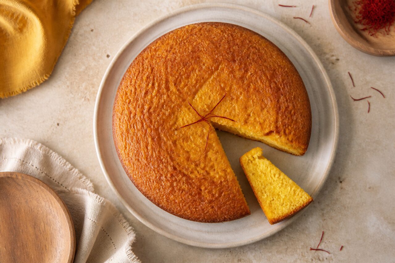 Disque doré du gâteau au miel parsemé de safran