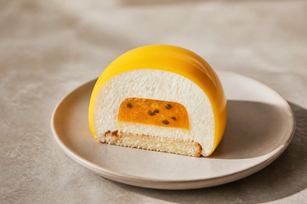 Mousse légère autour du cœur fruité de l'entremets exotique