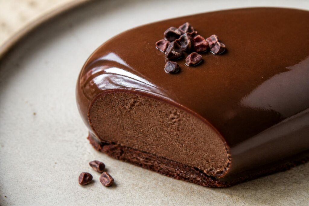 Mousse café et biscuit chocolat dans l'entremets découpé