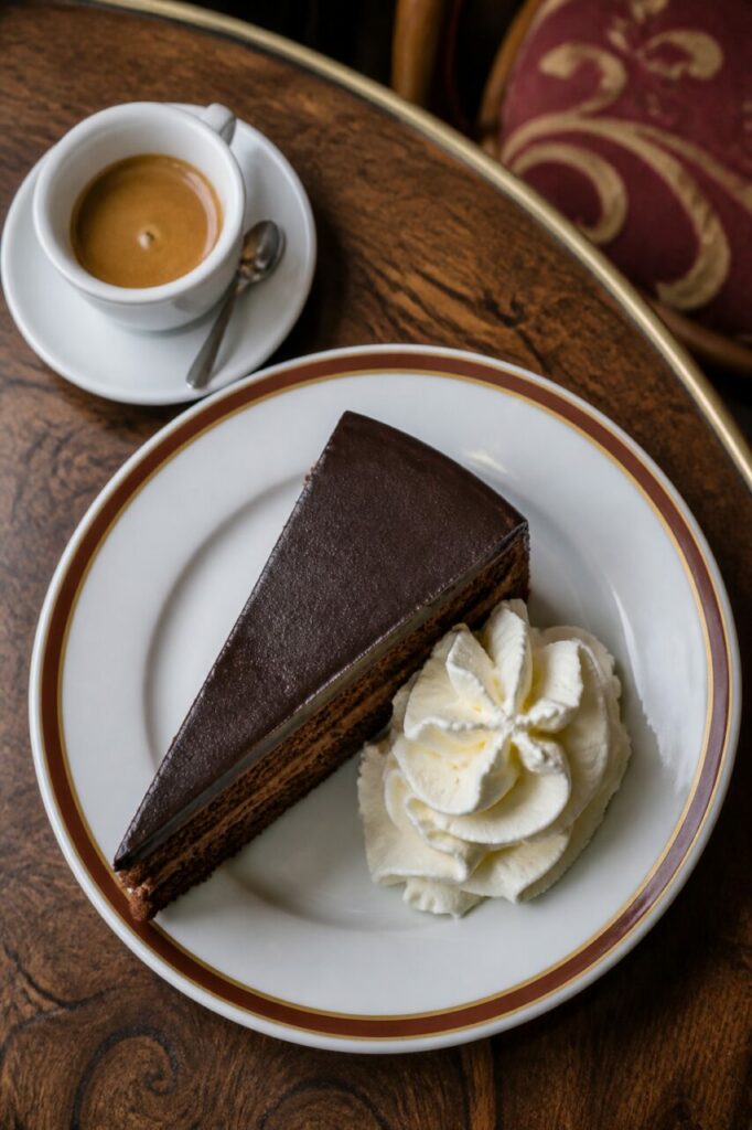 Espresso voisin de la part triangulaire de Sachertorte