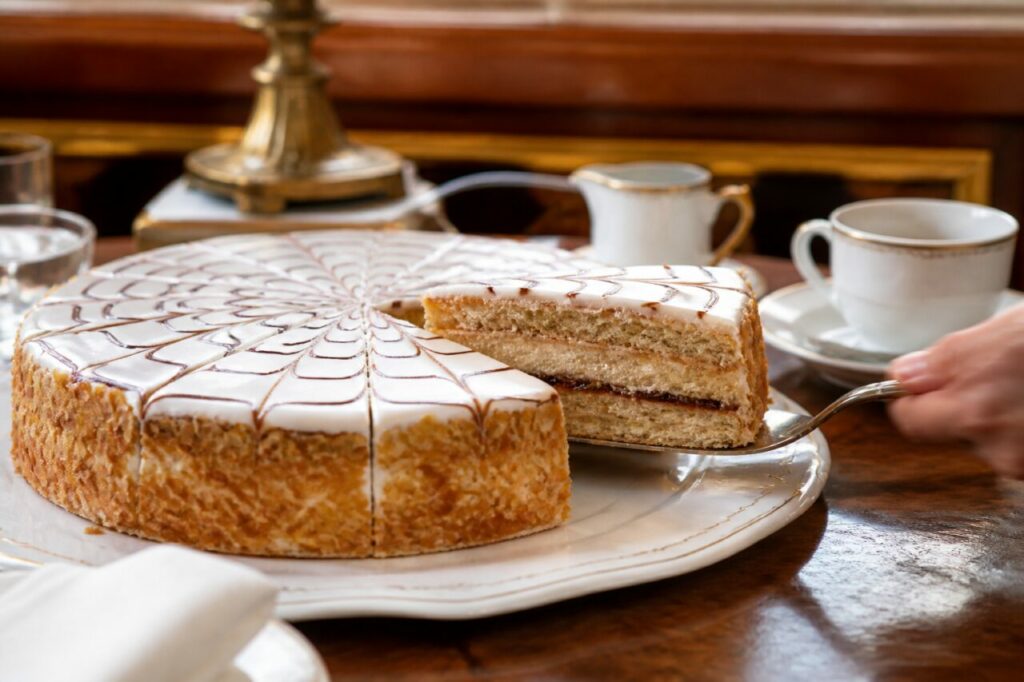 Part d'Esterhazy Torte soulevée pour le service