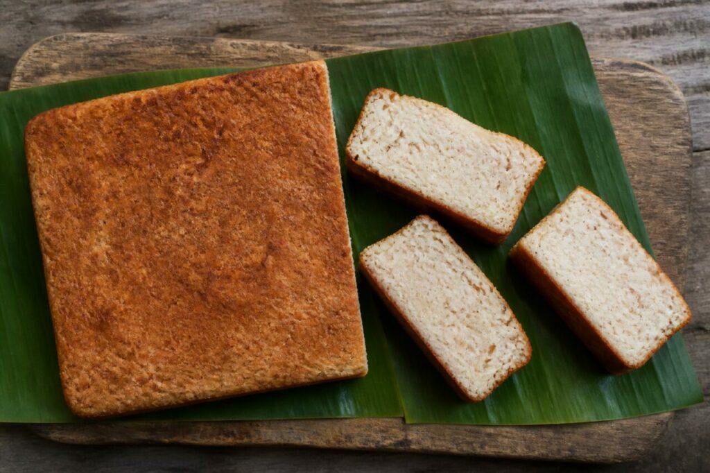Fa’apapa samoan à la noix de coco, pain dense en tranches