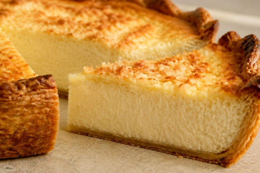 Coupe crémeuse et pâte dorée du flan à la noix de coco
