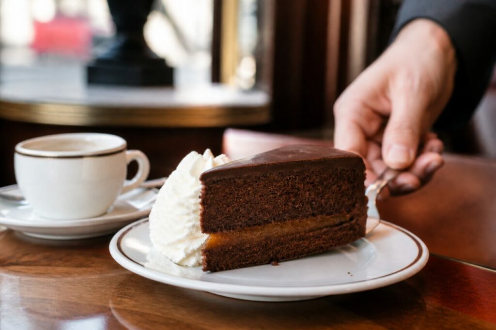 Fourchette approchant la Sachertorte servie avec chantilly