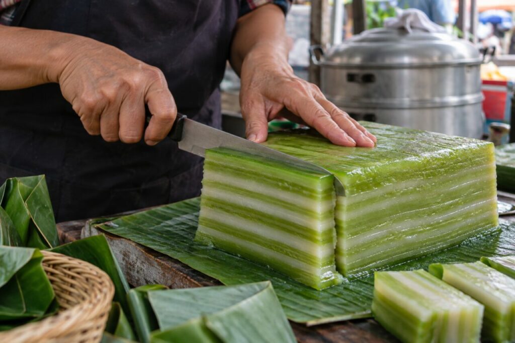 Khanom chan au pandan pour le thé sur une véranda en teck