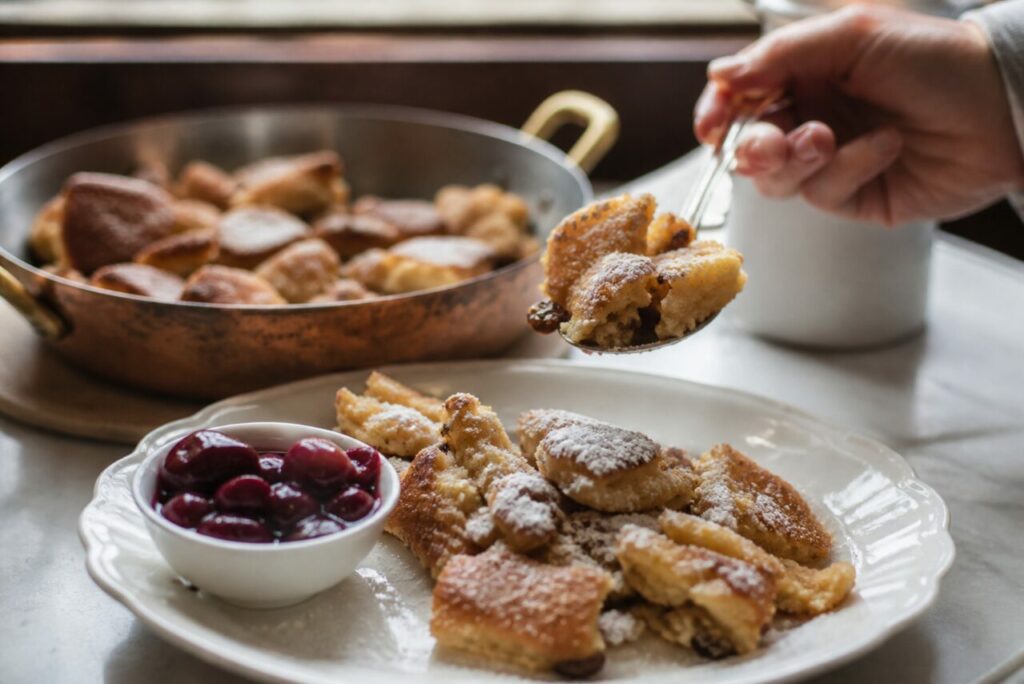 Cuillère en mouvement pour servir le Kaiserschmarrn