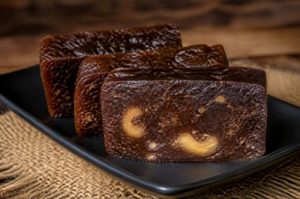 Kalu dodol sri-lankais au jaggery et aux noix de cajou