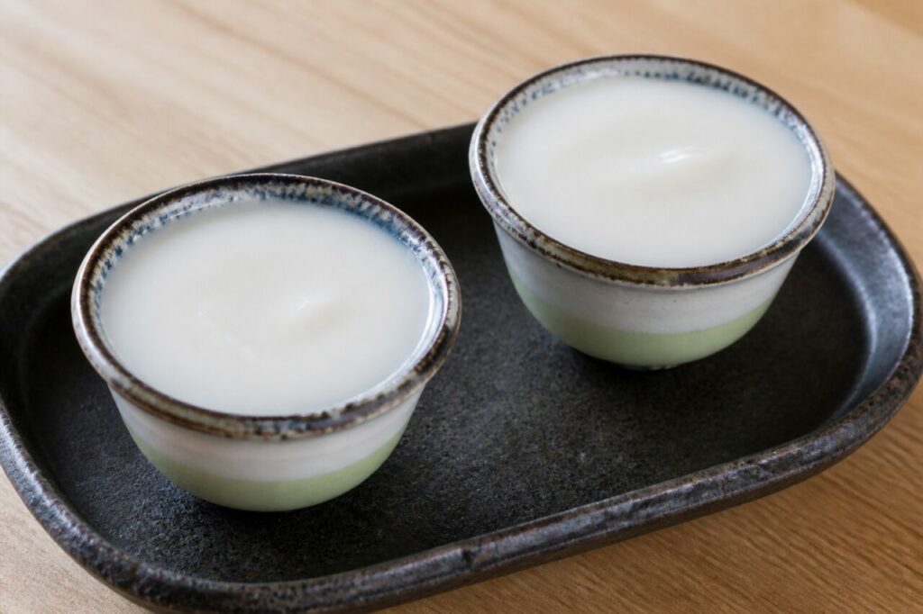 Khanom thuai thailandese, piccole coppette di crema al cocco a due strati