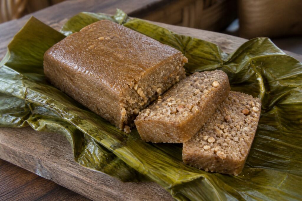 Koba akondro malgache dense à la banane et aux cacahuètes sur feuille