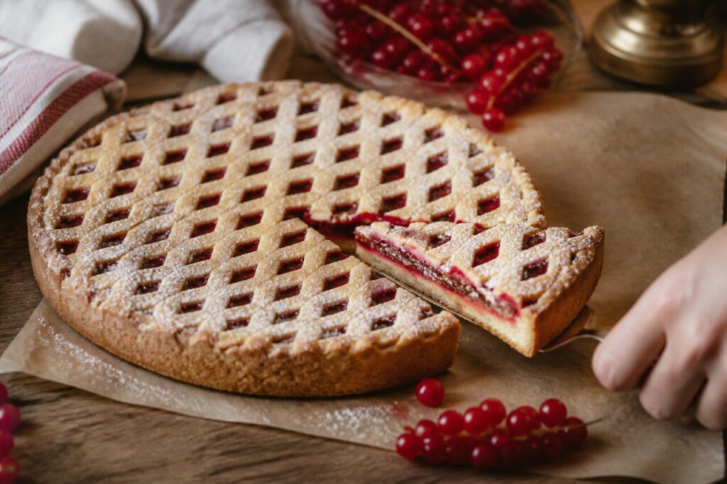 Main soulevant une part de Linzer Torte