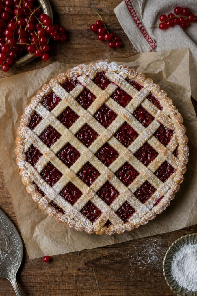 Groseilles rouges autour de la tarte ronde