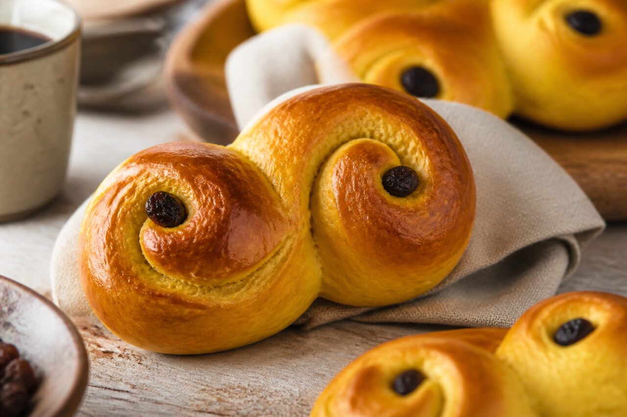 Espirais de açafrão e passas nos lussekatter suecos