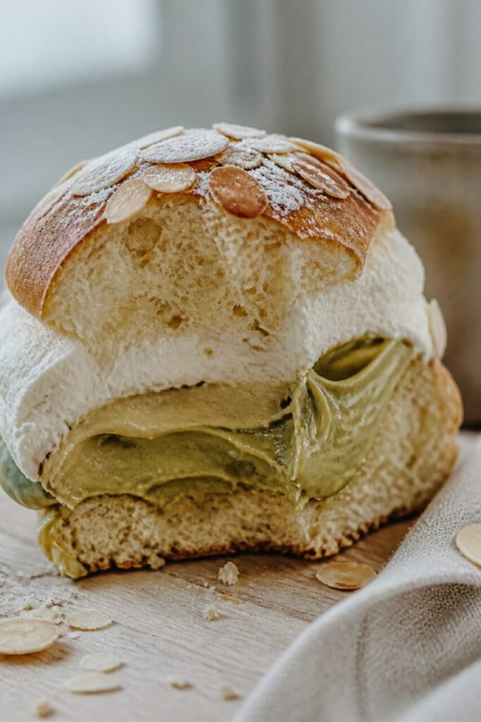 Mollica ariosa nel semla svedese aperto con le due creme