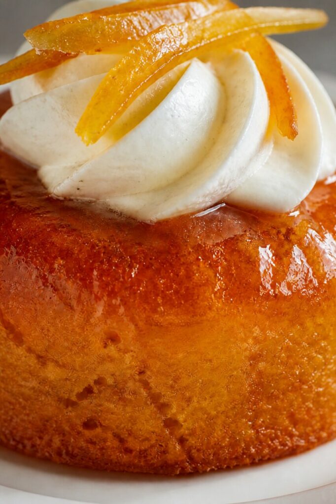 Mollica dorata del savarin all’albicocca ben imbevuto