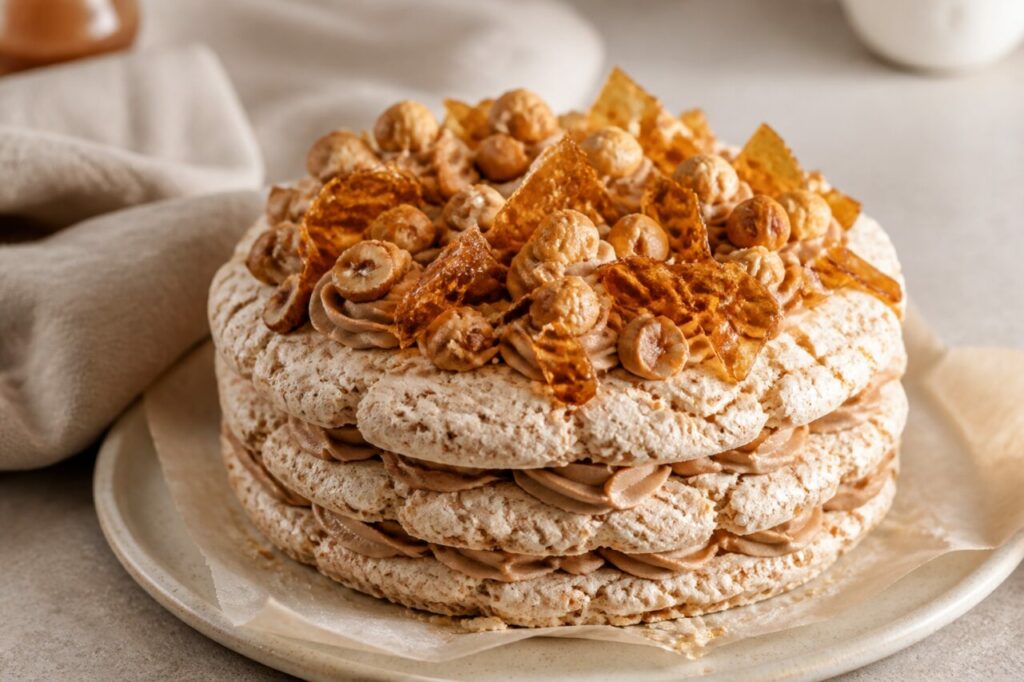 Drie krokante lagen in een hazelnoot-pralinédacquoise