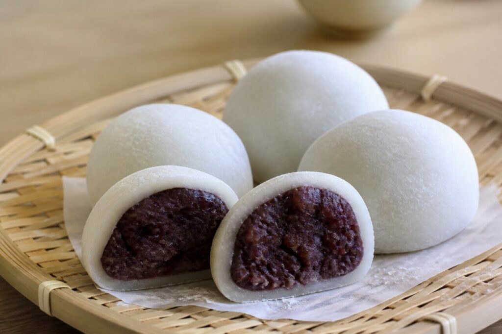 Mochi taiwanês de feijão vermelho, bolos de arroz brancos polvilhados com corte aberto