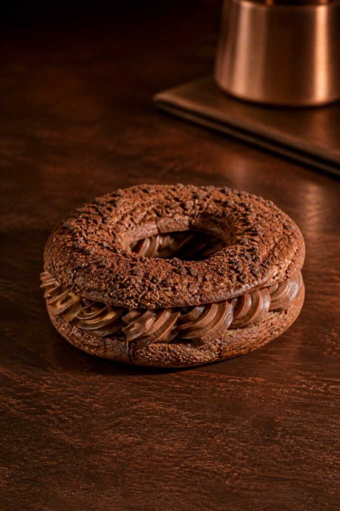 Paris-Brest de chocolate y praliné con crema
