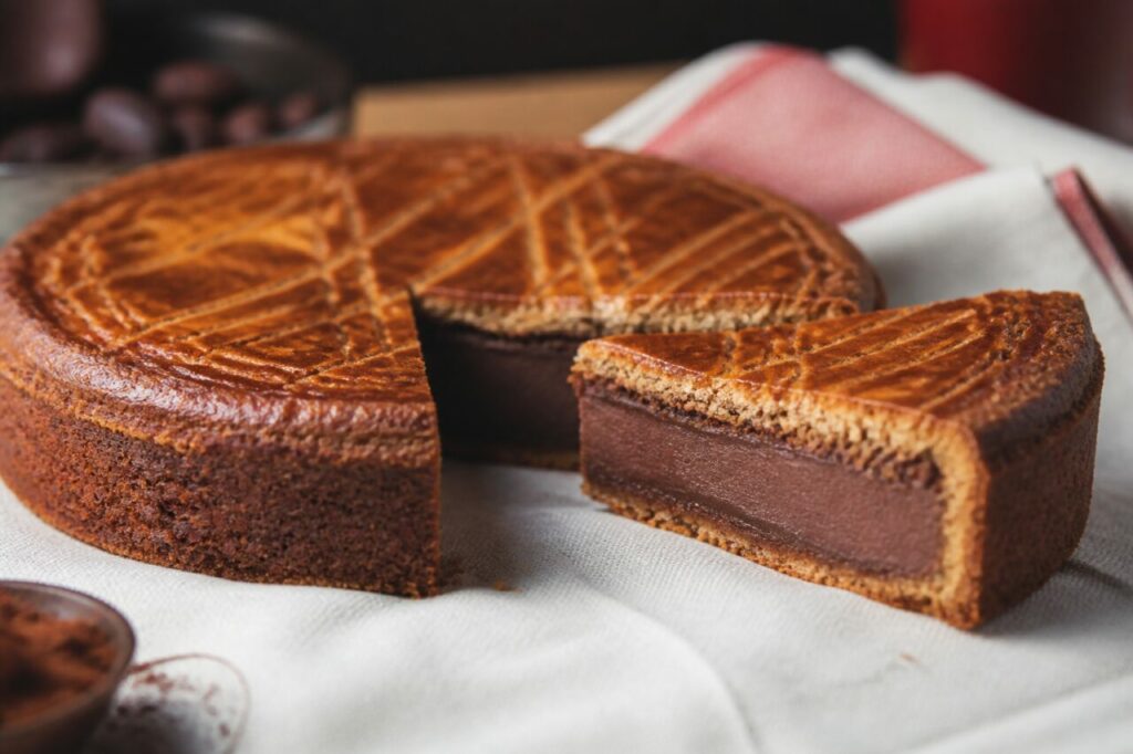 Porción gruesa de pastel vasco con corazón de chocolate