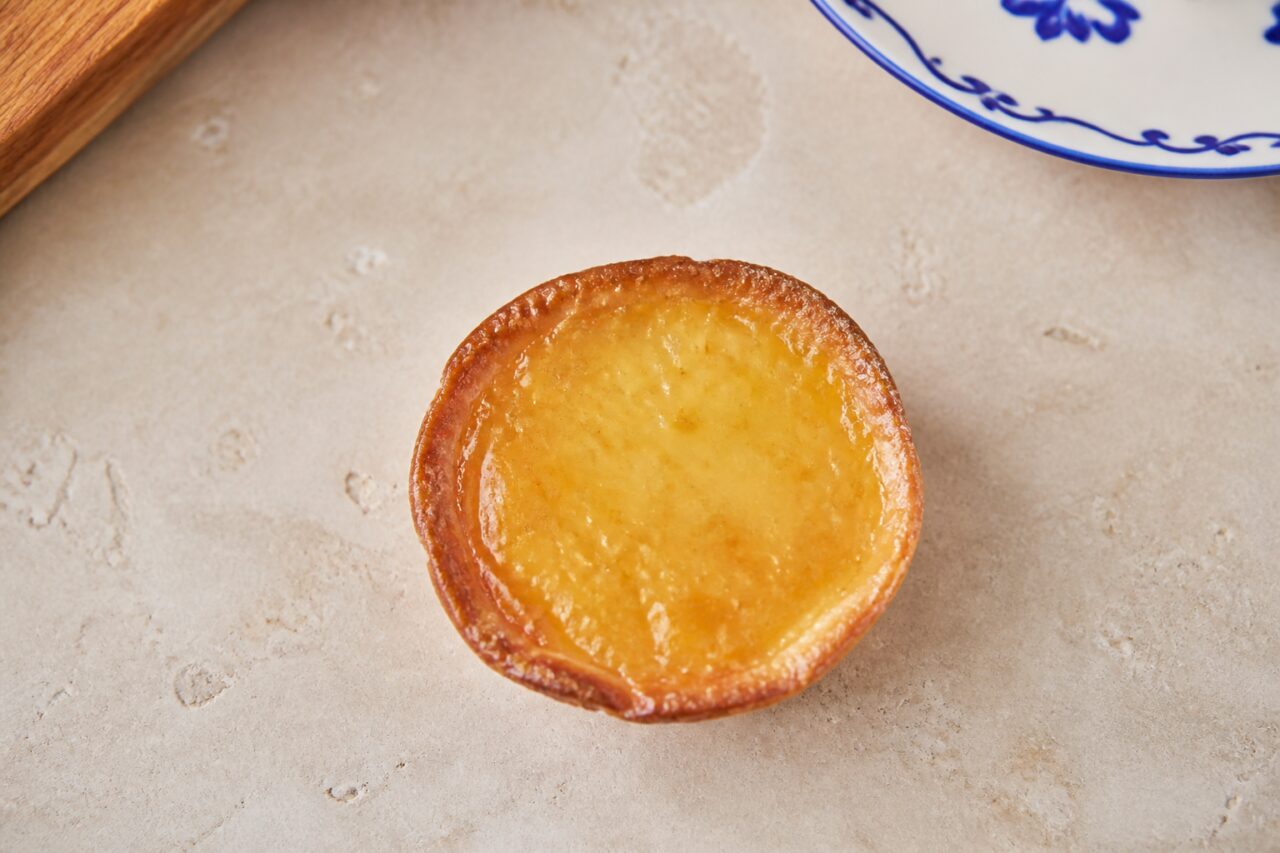 Plak Portugese pastel de feijão op een witte schaal