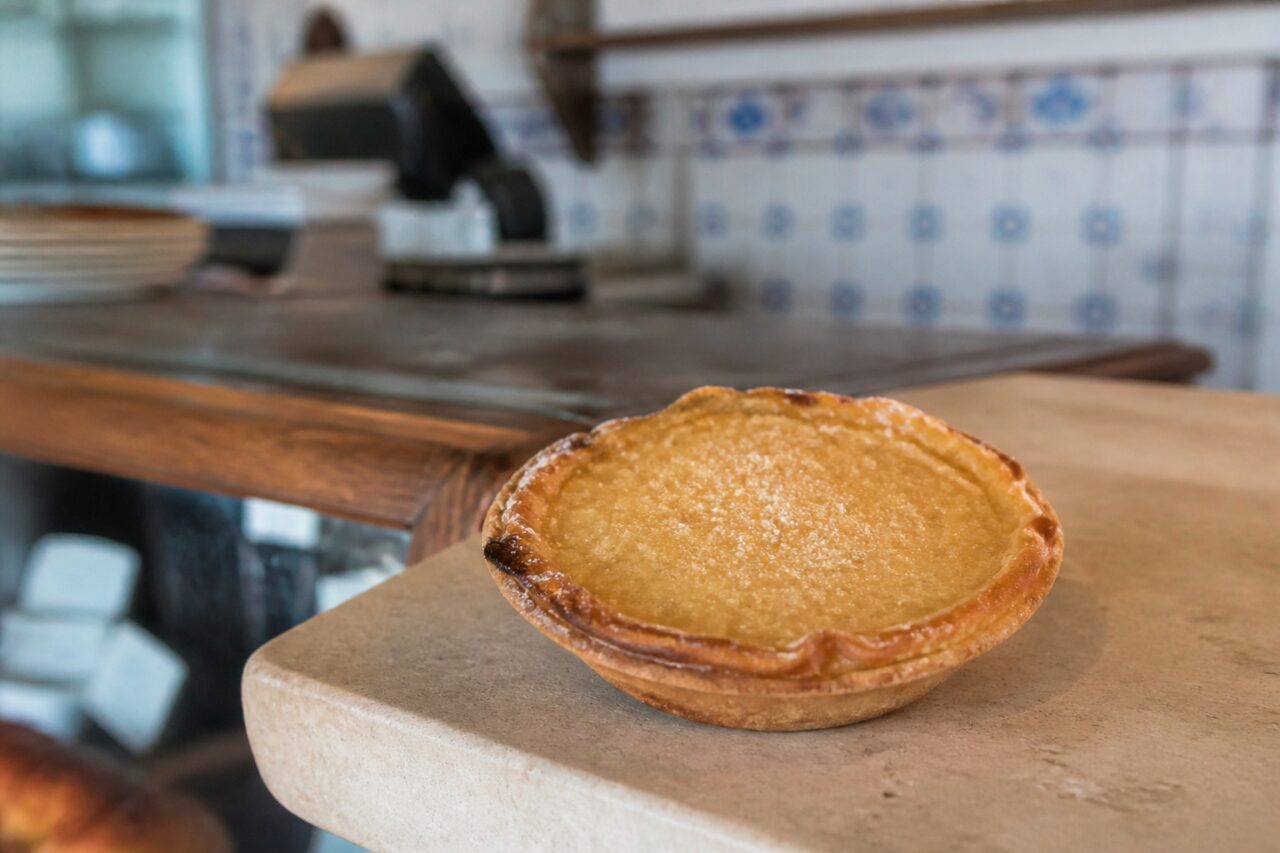 Portugese pastel de feijão op een familietafel