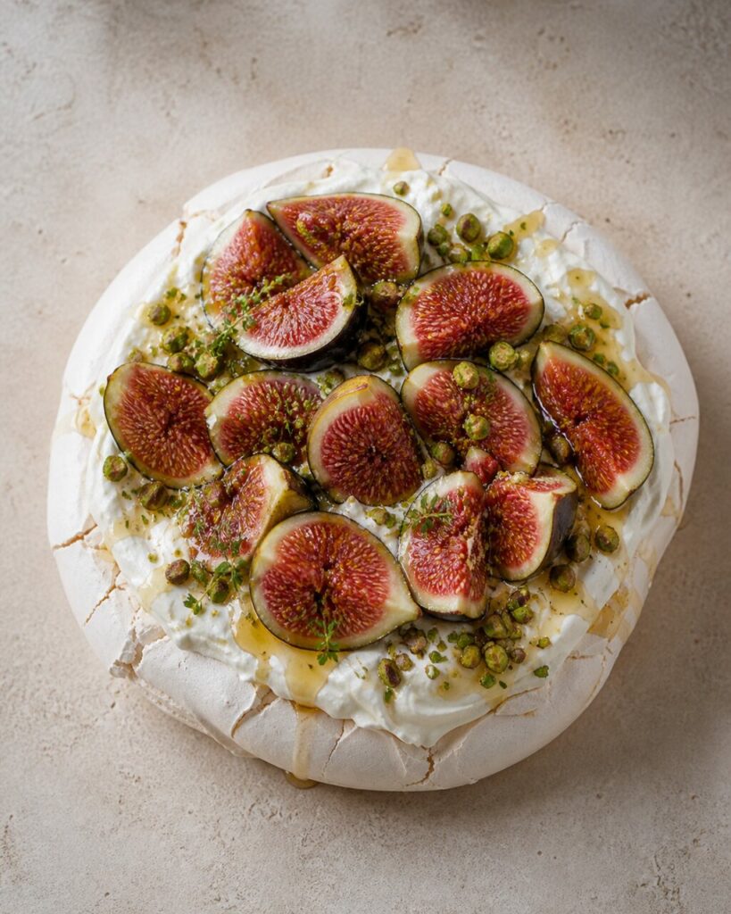 Figues, miel et pistaches sur la meringue de la pavlova