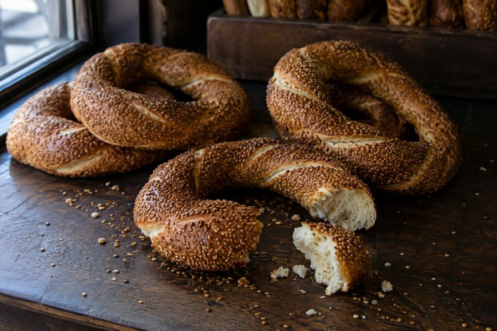 Planche sombre et anneau ouvert de simit turc au sésame