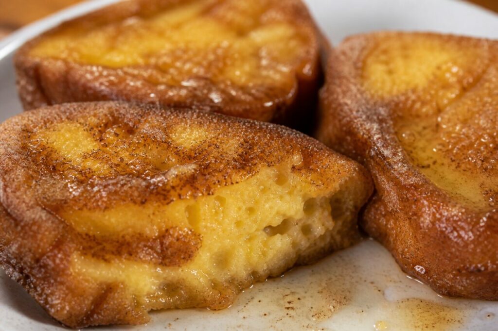 Rabanadas portugaises en gros plan sur leur croûte