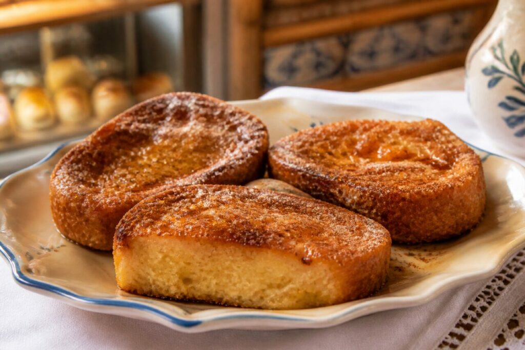 Rabanadas portugaises sur assiette claire