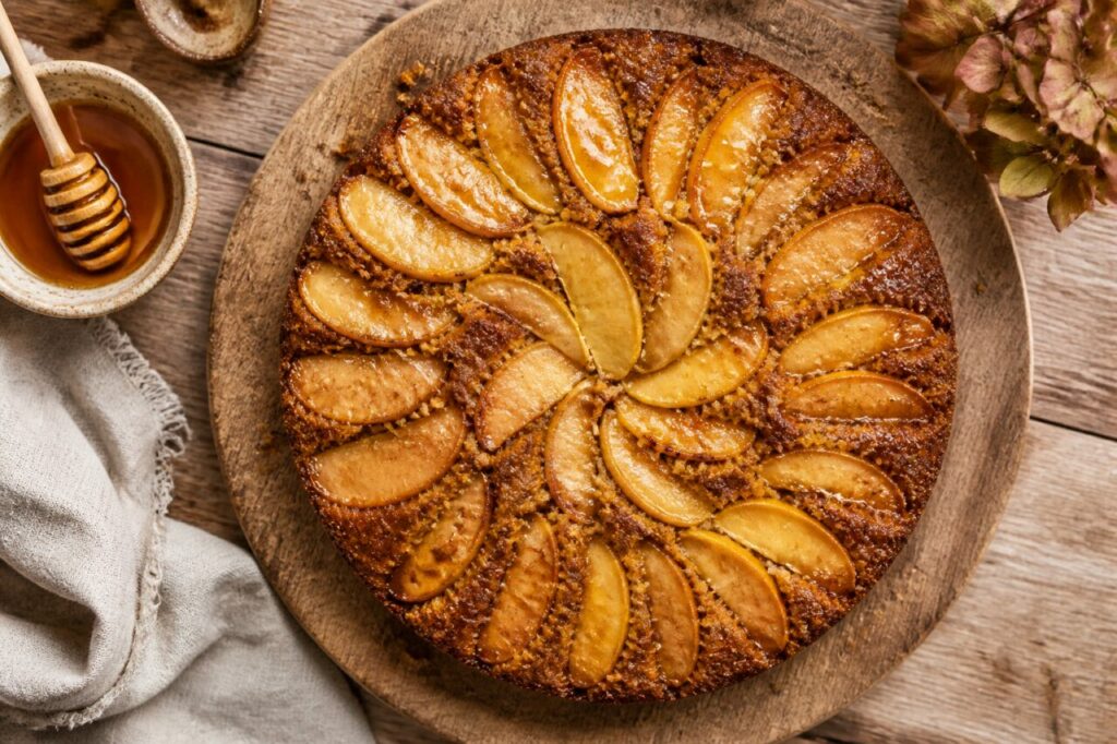 Unregelmäßige Apfelrosette krönt den ganzen Honigkuchen