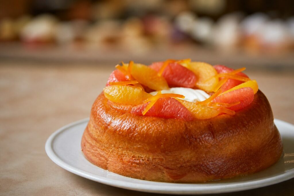 Savarin entier garni d'agrumes posé sur le comptoir