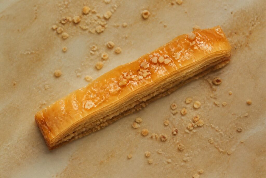 Sirop brillant sur les feuillets du baklava finger aux amandes