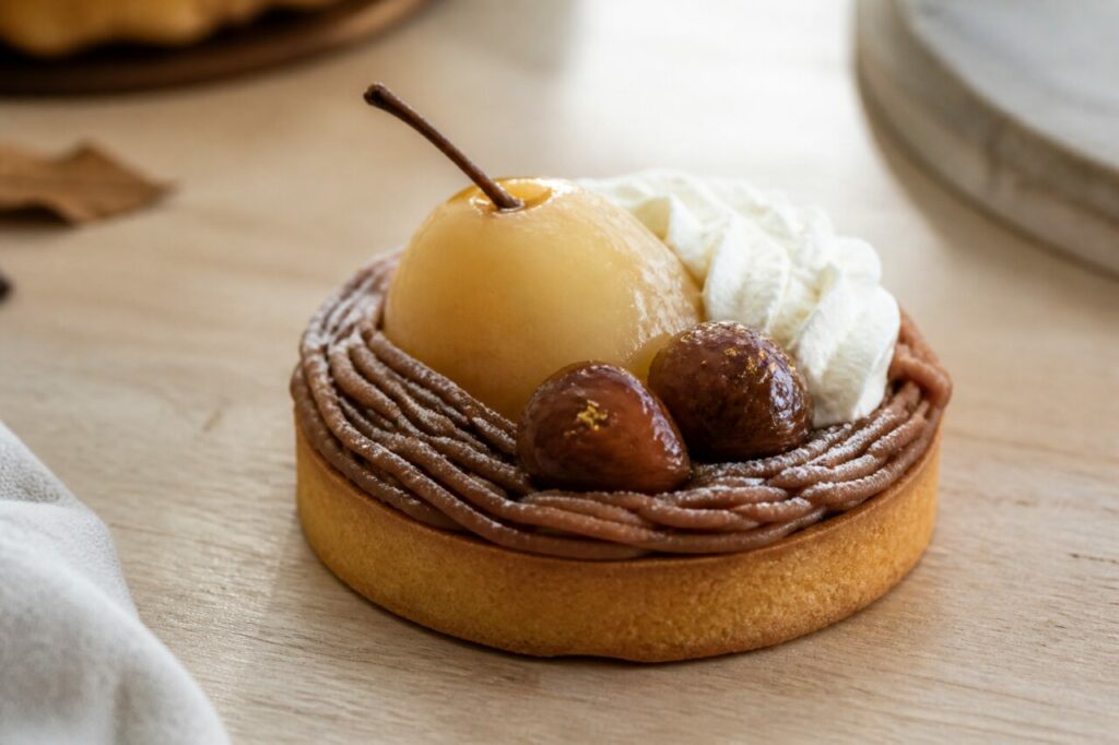 Ganze Birne, Maronenfäden und Creme auf dem Mont-Blanc-Törtchen